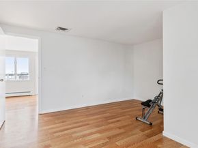 160 Sequams Lane W, West Islip NY 11795