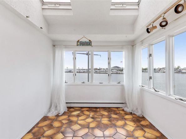 160 Sequams Lane W, West Islip NY 11795
