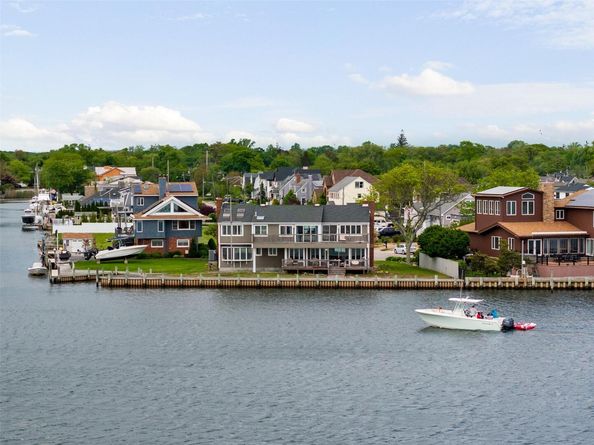 160 Sequams Lane W, West Islip NY 11795