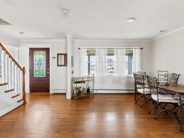 160 Sequams Lane W, West Islip NY 11795