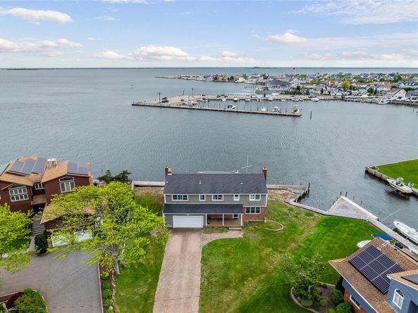 160 Sequams Lane W, West Islip NY 11795