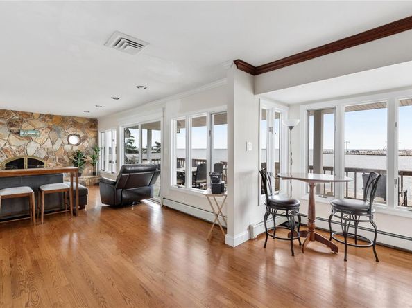 160 Sequams Lane W, West Islip NY 11795