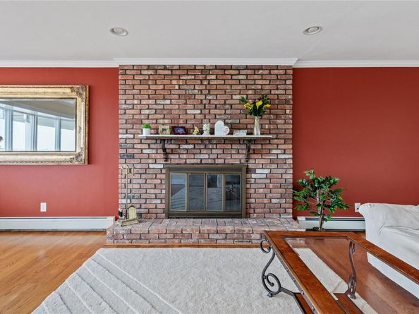 160 Sequams Lane W, West Islip NY 11795