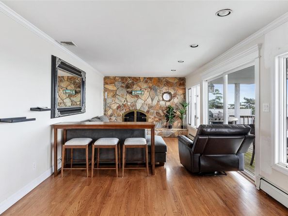 160 Sequams Lane W, West Islip NY 11795