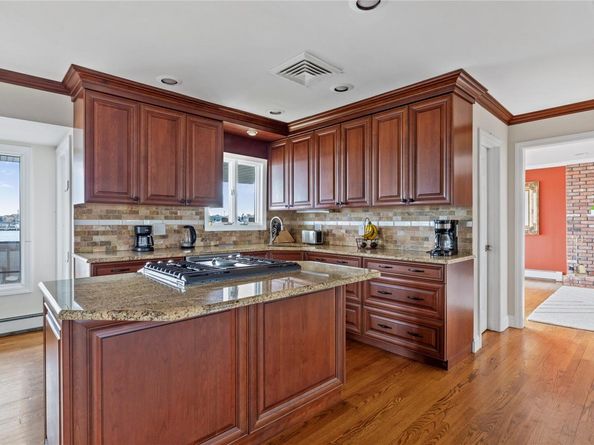 160 Sequams Lane W, West Islip NY 11795
