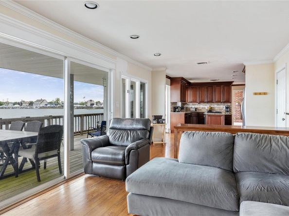 160 Sequams Lane W, West Islip NY 11795