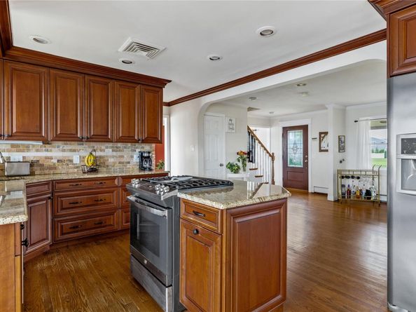 160 Sequams Lane W, West Islip NY 11795