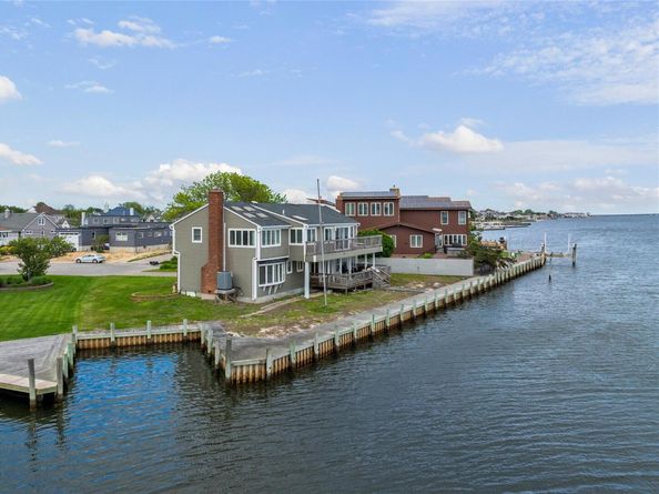 160 Sequams Lane W, West Islip NY 11795