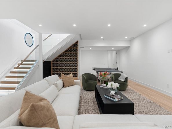 100 Narrow Lane, Southampton NY 11968