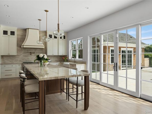 100 Narrow Lane, Southampton NY 11968