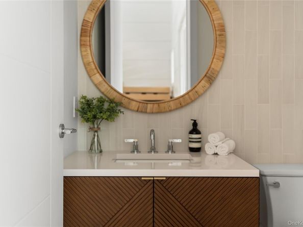 100 Narrow Lane, Southampton NY 11968