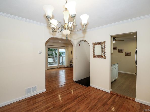 6 Gerhard Road, Plainview NY 11803