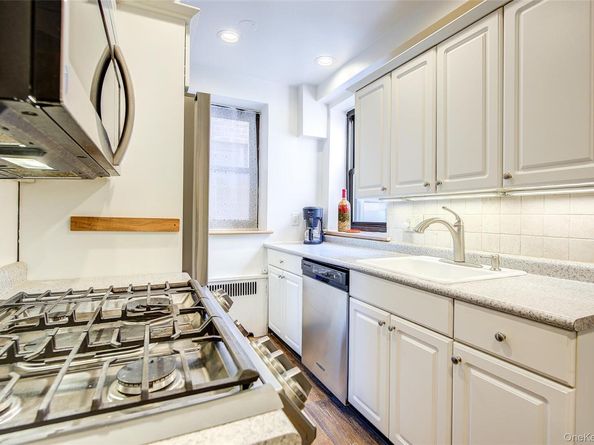 2 Town House Place 2H, Great Neck NY 11021