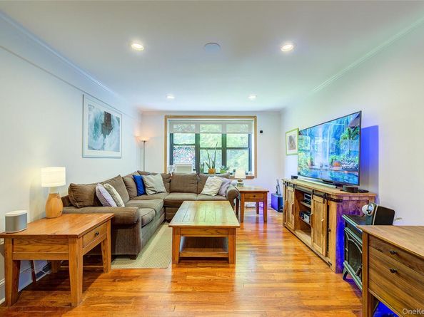 2 Town House Place 2H, Great Neck NY 11021