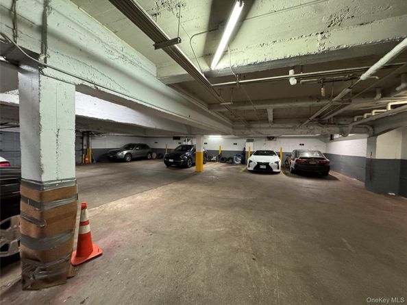 2 Town House Place 2H, Great Neck NY 11021