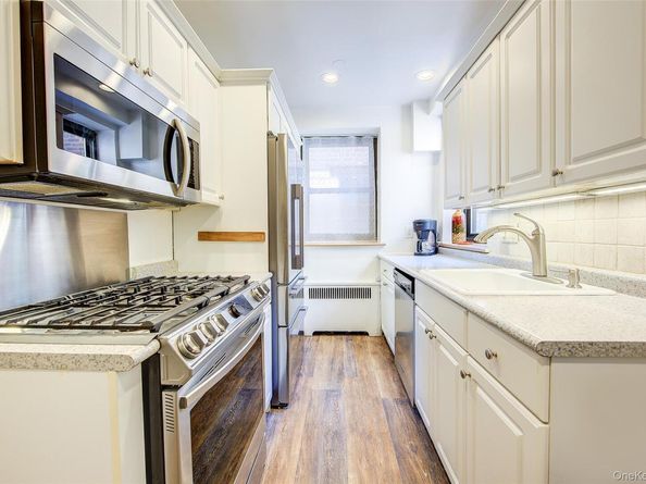 2 Town House Place 2H, Great Neck NY 11021