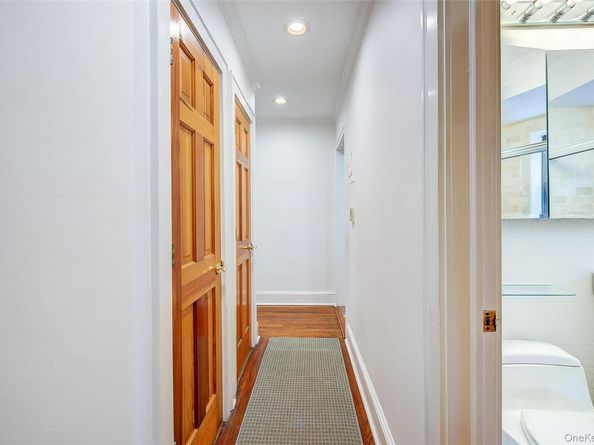 2 Town House Place 2H, Great Neck NY 11021