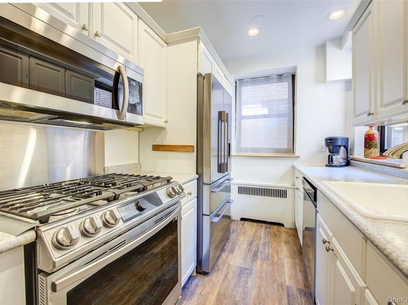 2 Town House Place 2H, Great Neck NY 11021