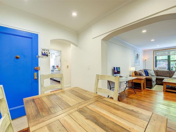 2 Town House Place 2H, Great Neck NY 11021