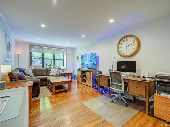 2 Town House Place 2H, Great Neck NY 11021