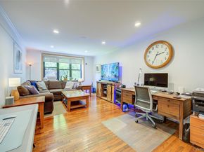 2 Town House Place 2H, Great Neck NY 11021