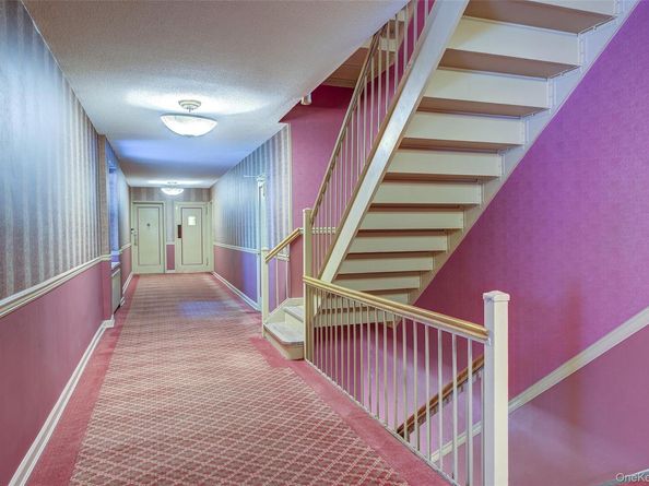 2 Town House Place 2H, Great Neck NY 11021