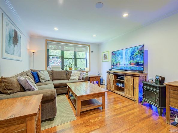 2 Town House Place 2H, Great Neck NY 11021