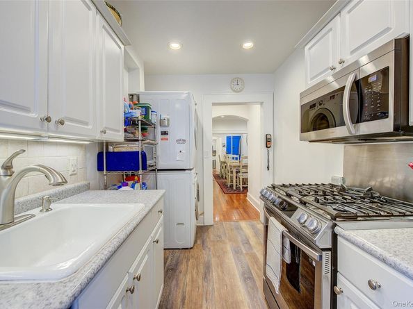 2 Town House Place 2H, Great Neck NY 11021