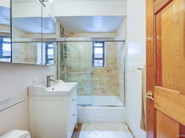 2 Town House Place 2H, Great Neck NY 11021