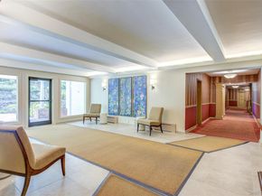 2 Town House Place 2H, Great Neck NY 11021