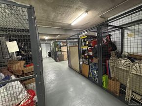 2 Town House Place 2H, Great Neck NY 11021