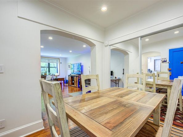 2 Town House Place 2H, Great Neck NY 11021