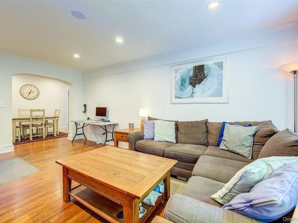 2 Town House Place 2H, Great Neck NY 11021