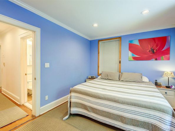 2 Town House Place 2H, Great Neck NY 11021