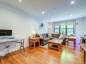 2 Town House Place 2H, Great Neck NY 11021