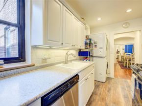 2 Town House Place 2H, Great Neck NY 11021