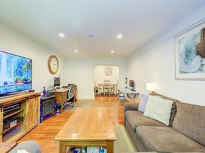 2 Town House Place 2H, Great Neck NY 11021