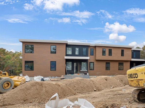 207 Middle Line Highway, Southampton NY 11968