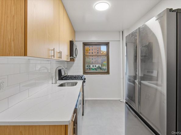 21-85 34th Avenue 2D, Astoria NY 11106