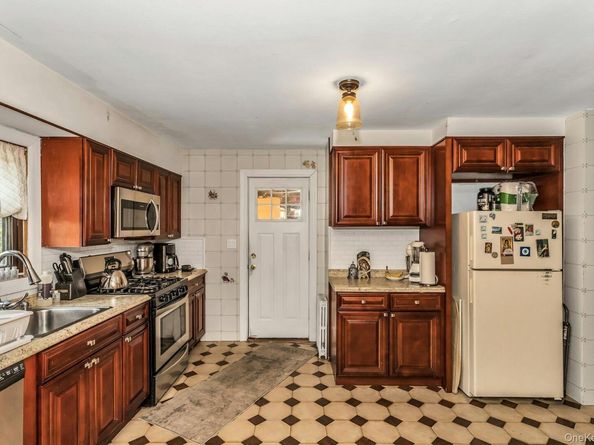 33 Cleveland Street, Valley Stream NY 11580