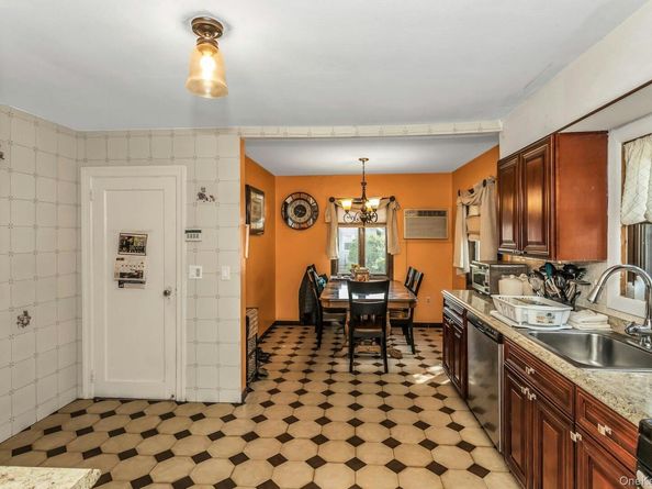 33 Cleveland Street, Valley Stream NY 11580