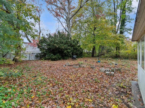 4 Windus Drive, Shirley NY 11967