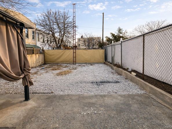 6089 54th Street, Maspeth NY 11378