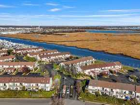 1 Anchorage Way 1401, Freeport NY 11520