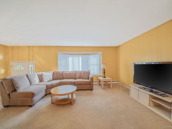 126 W 3rd Street, Deer Park NY 11729