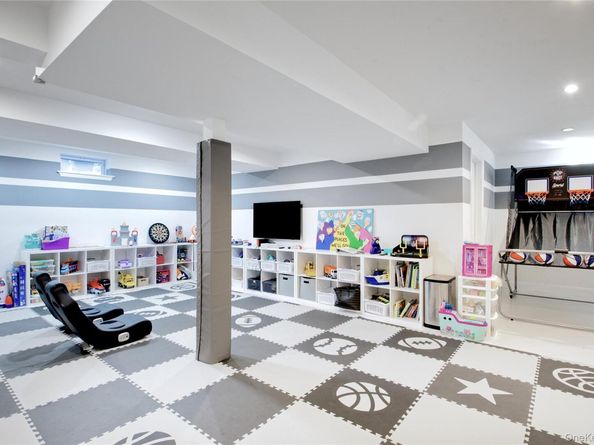 6 Flamingo Road, East Hills NY 11576