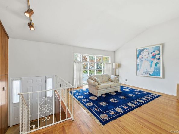 18 Dunhill Road, Manhasset Hills NY 11040