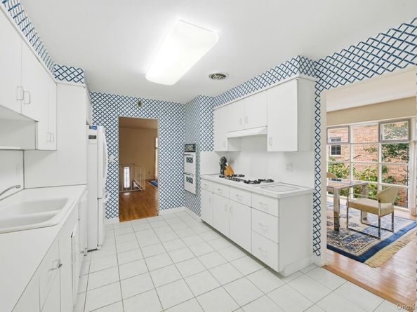 18 Dunhill Road, Manhasset Hills NY 11040