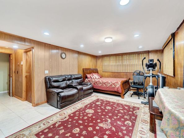 1 Wayland Road, Plainview NY 11803