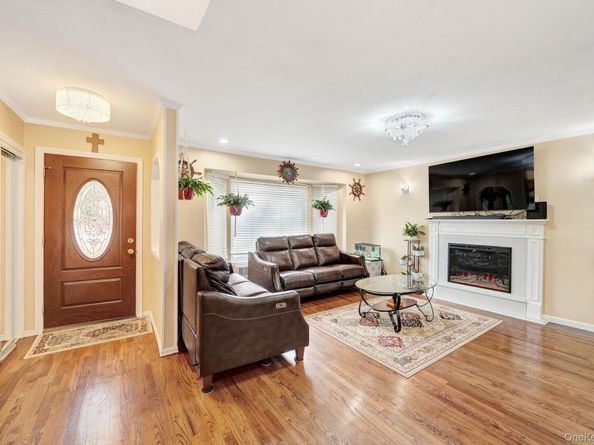 1 Wayland Road, Plainview NY 11803